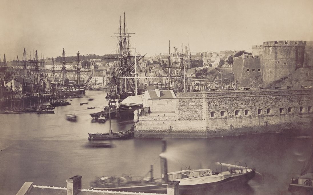 Entrée du port de Brest. Photo Gustave Le Gray, 1858. Crédit : BnF.