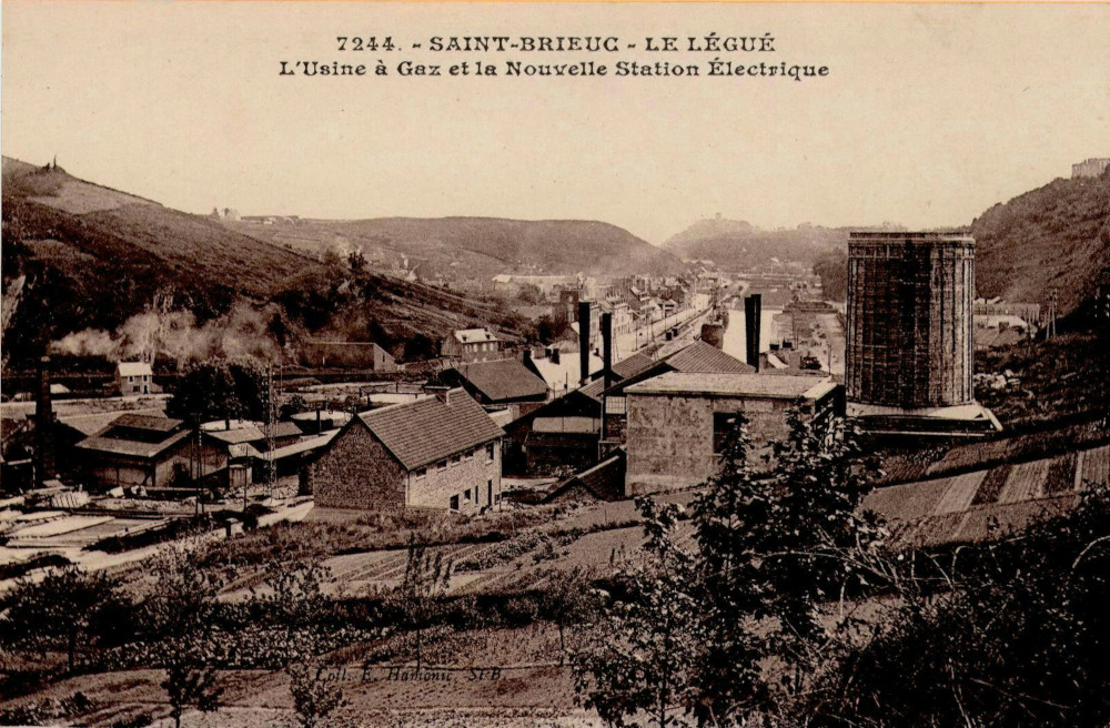 L’usine à gaz et la nouvelle station électrique entre le Légué et le pont de Souzain en 1920. Le charbon gallois arrive au Légué par la mer - Cartolis