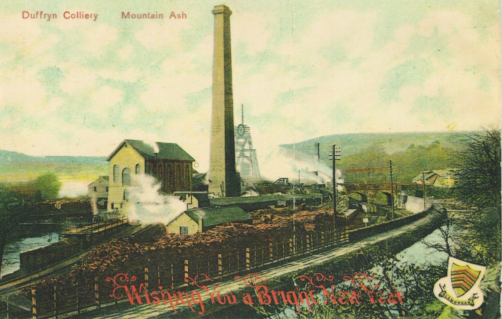 Mine de Mountaine Ash réputée pour la qualité de son charbon en particulier pour les navires « steam coal » avec en premier plan des tas de poteaux de mine - Pontypridd Museum and Tourist Information Centre 
