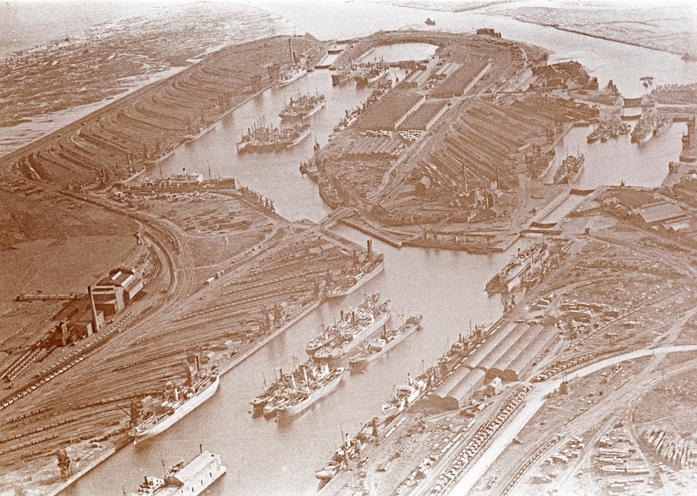 Le port de Cardiff, plus grand port charbonnier au monde (photo des années 1920). Ces docks étaient alors en pleine effervescence sociale et politique - Pontypridd Museum and Tourist Information Centre 