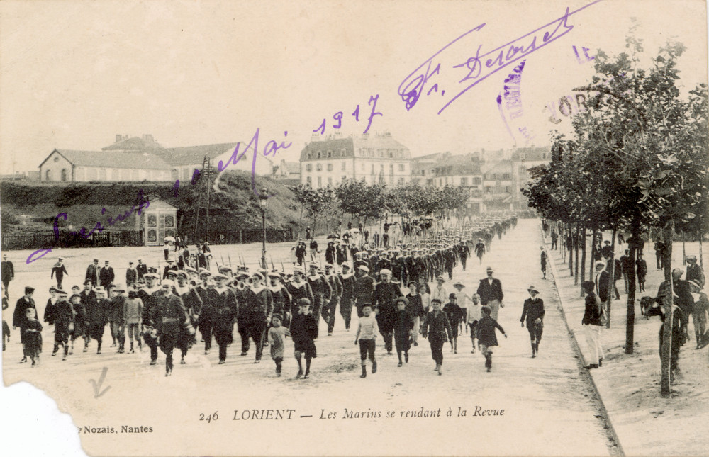 Suivis par de nombreux enfant sur l'avenue du Faouëdic à Lorient, les marins se rendent à la revue - Archives de Lorient