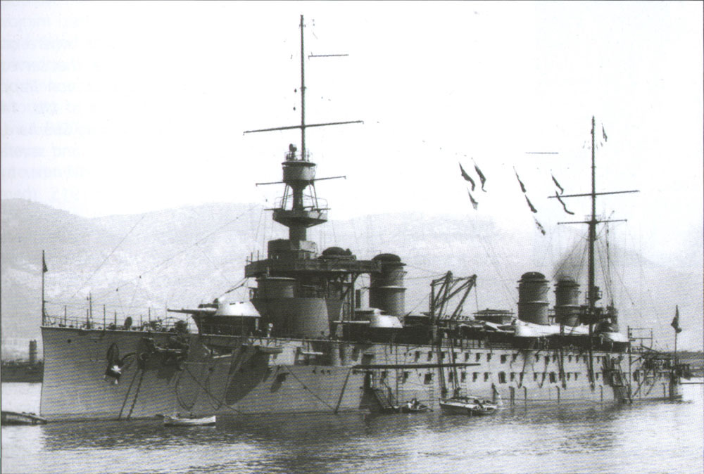 Le croiseur Léon Gambetta, construit dans les arsenaux de Brest, Cherbourg et Lorient. Il est torpillé le 27 avril 1915 par un sous-marin autrichien à l’extrême sud de l’Italie (686 morts et 135 rescapés) - Wikimedia