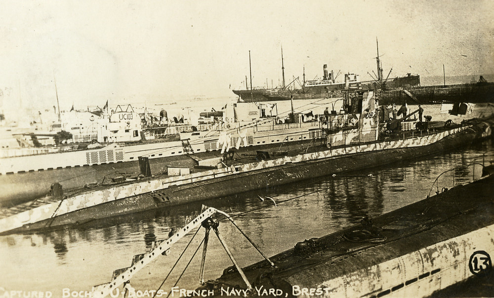 Prise de guerre américaine : vue de sous-marins allemands capturés et conservés au port de Brest - Archives municipales et métropolitaines de Brest