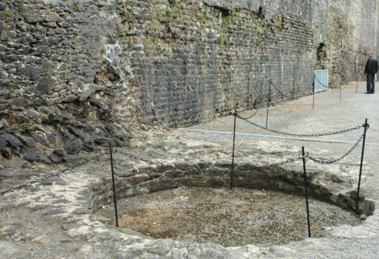 Mur du castellum romain intégré dans le rempart du château de Brest. Au sol l’empreinte d’une tour ronde du castellum. Crédit : Wikimédia. S. Deniel
