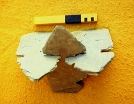 Assemblage d’ardoises en lignolet croisé vue zénithale, mire : 20 cm, (Cliché Paul HENRY août 1984)