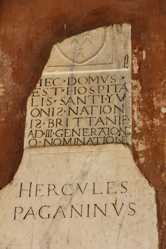 Tombe d’un prêtre breton dans l’église Saint-Yves des Bretons à Rome. Photo : Erwan Chartier