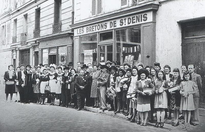 Devant le local de l’Amicale en 1958. Photo : Collection Amicale des Bretons de Saint-Denis. amicale@bretons-st-denis.fr