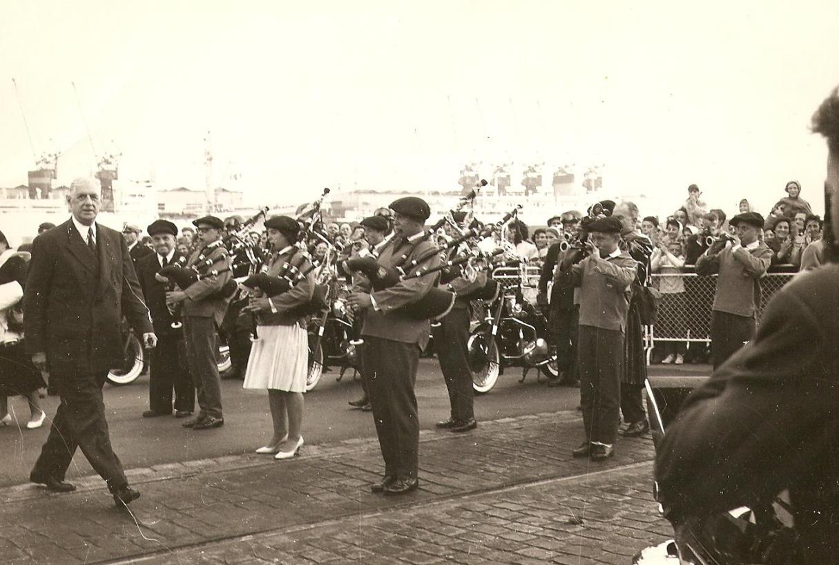 Prestation du bagad lors de la venue du général De Gaulle juillet 1960. Au fond avec une casquette de marin, Mr Colleter très dévoué au groupe qui fabriquait lui-même nos anches. Photo : Association des Bretons du Havre.