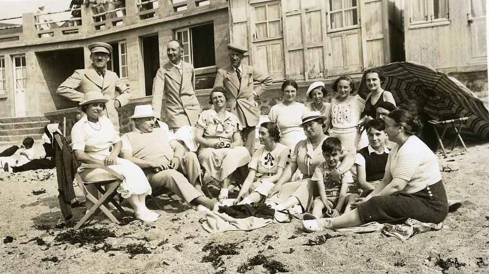 1936 à Trégastel (Côtes-d’Armor) : Parisiens et Bretons se retrouvent pour des congés payés ou pas… - Collection Catherine Pallard