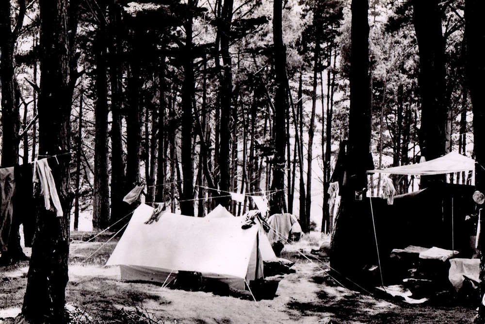 Dans les années 1950, on n’était pas difficile : les campings pouvaient être dépourvus de sanitaires et balayés par les vents (comme ici à l’Île-aux-Moines dans le Morbihan) et les cartes postales pouvaient n’avoir d’autre intérêt que de prouver qu’on était bien allé en vacances -Collection FdB