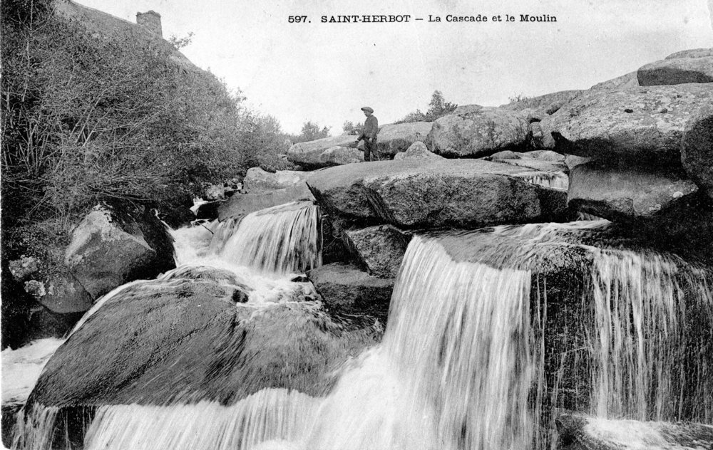 Un passage obligé pour les premiers vacanciers : les cascades de Saint-Herbot, révélées par les pêcheurs à la mouche anglais séjournant au Huelgoat. Collection F. de Beaulieu.