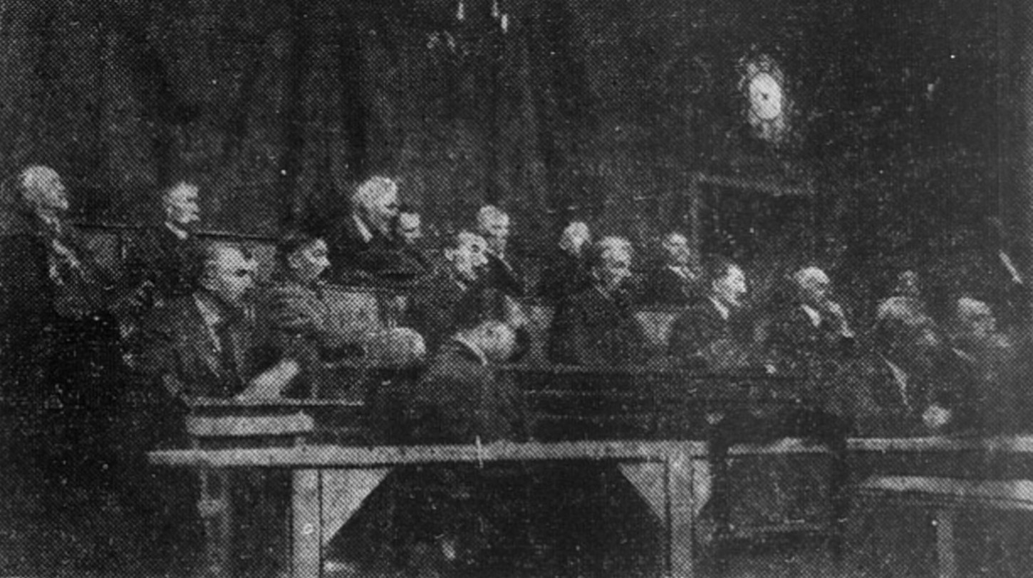 Lors du procès de Quimper, la salle des assises et les jurés. Cliché publié par L'Ouest-Eclair le 31 octobre 1924. Gallica / Bibliothèque nationale de France.