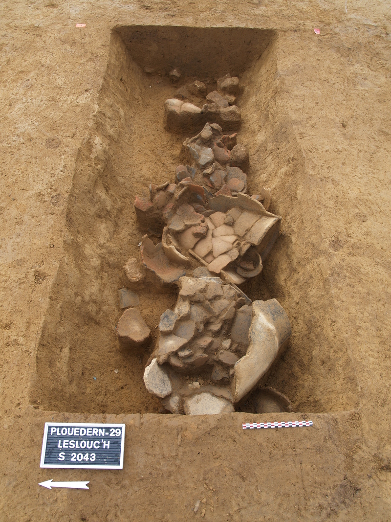 Dans certains cas, les poteries retrouvées dans les fossés correspondent à des dépôts rituels de fondation ou à de probables éléments de bornage des parcelles. Ici, exemple d’un fossé de parcellaire à Leslouc’h en Plouedern (Finistère ; cliché S. Blanchet, fouille Inrap).