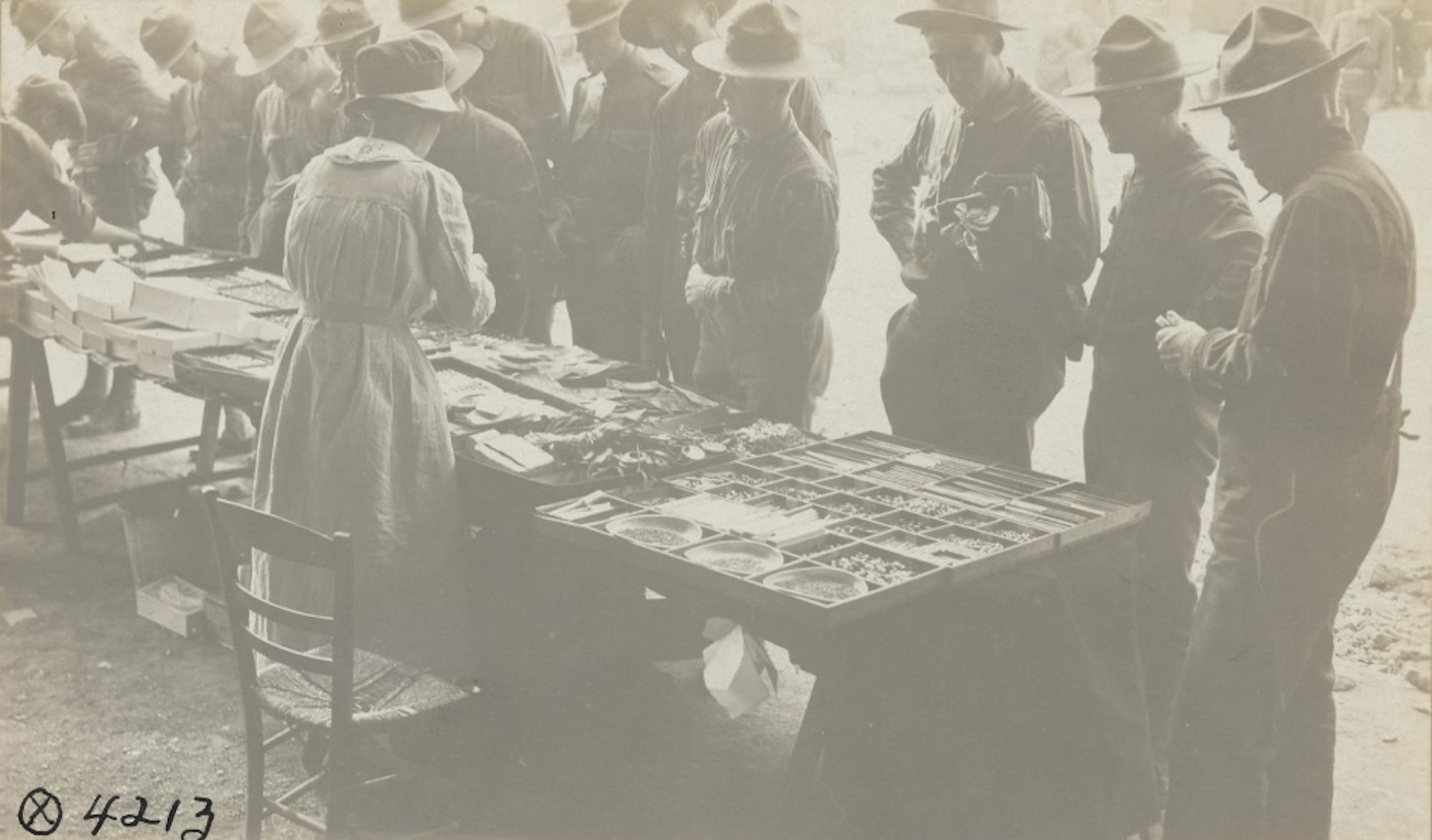 Doughboys achetant des babioles à une civile française, sans lieu ni date. National archives at College Park:111-SC-4213.