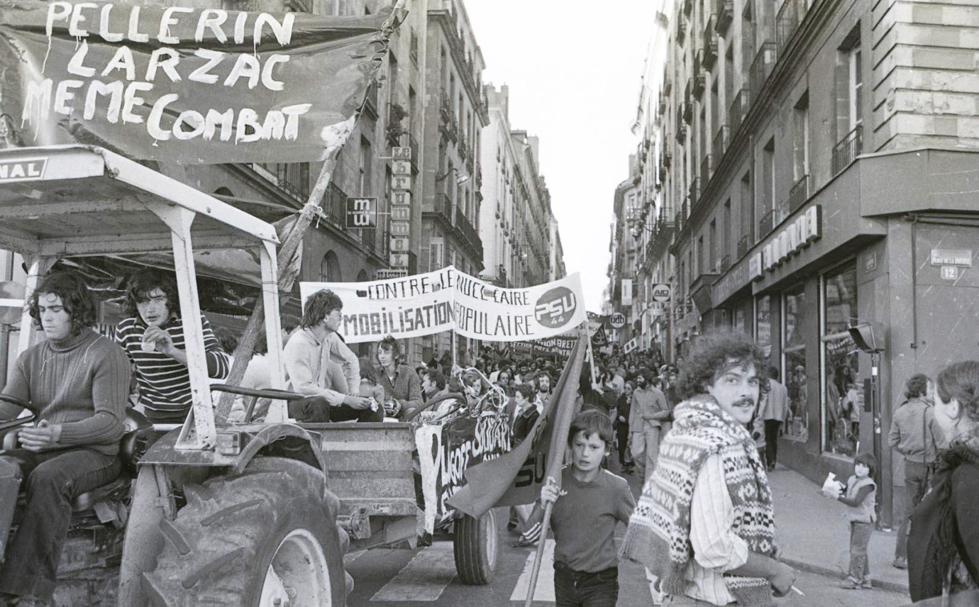 Manifestadeg e Naoned, e 1977, a-enep ar raktres sevel ur greizenn nukleel e Pentelloù (CHT, foto gant Hélène Cayeux)