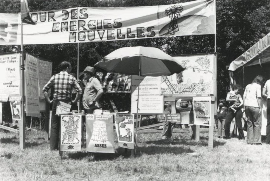 Rassemblement sur le site du Pellerin, contre l'installation d'une centrale nucléaire, 1977. [CHT, coll. UD CFDT 44]