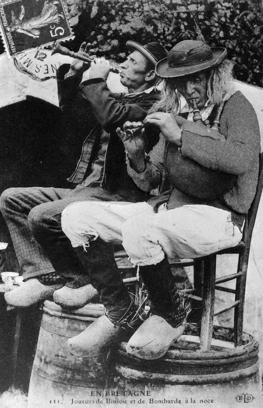 Couple de sonneurs biniou-bombarde au pardon de la Foret-Fouesnant, avant 1900. Coll. Dastum