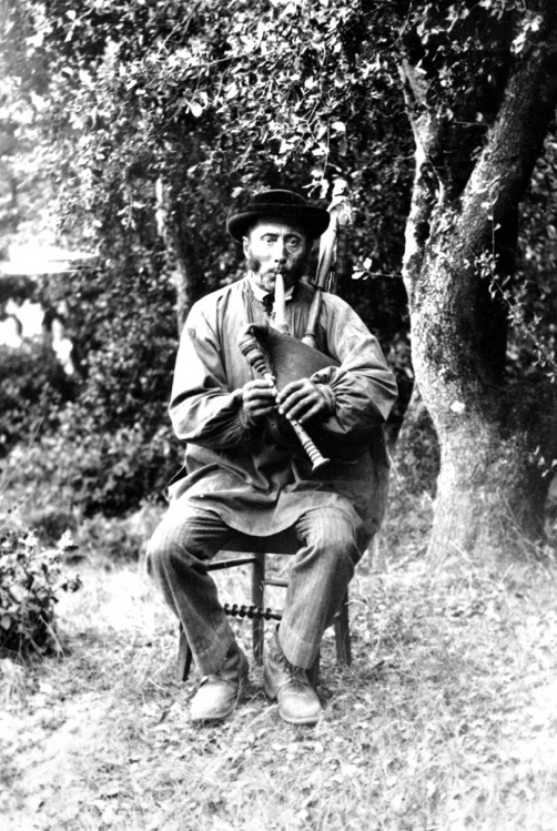 Joueur de veuze dans le Bois de la Chaize à Noirmoutier-en-île (1896). Coll. EthnoDoc et Arexcpo. 
