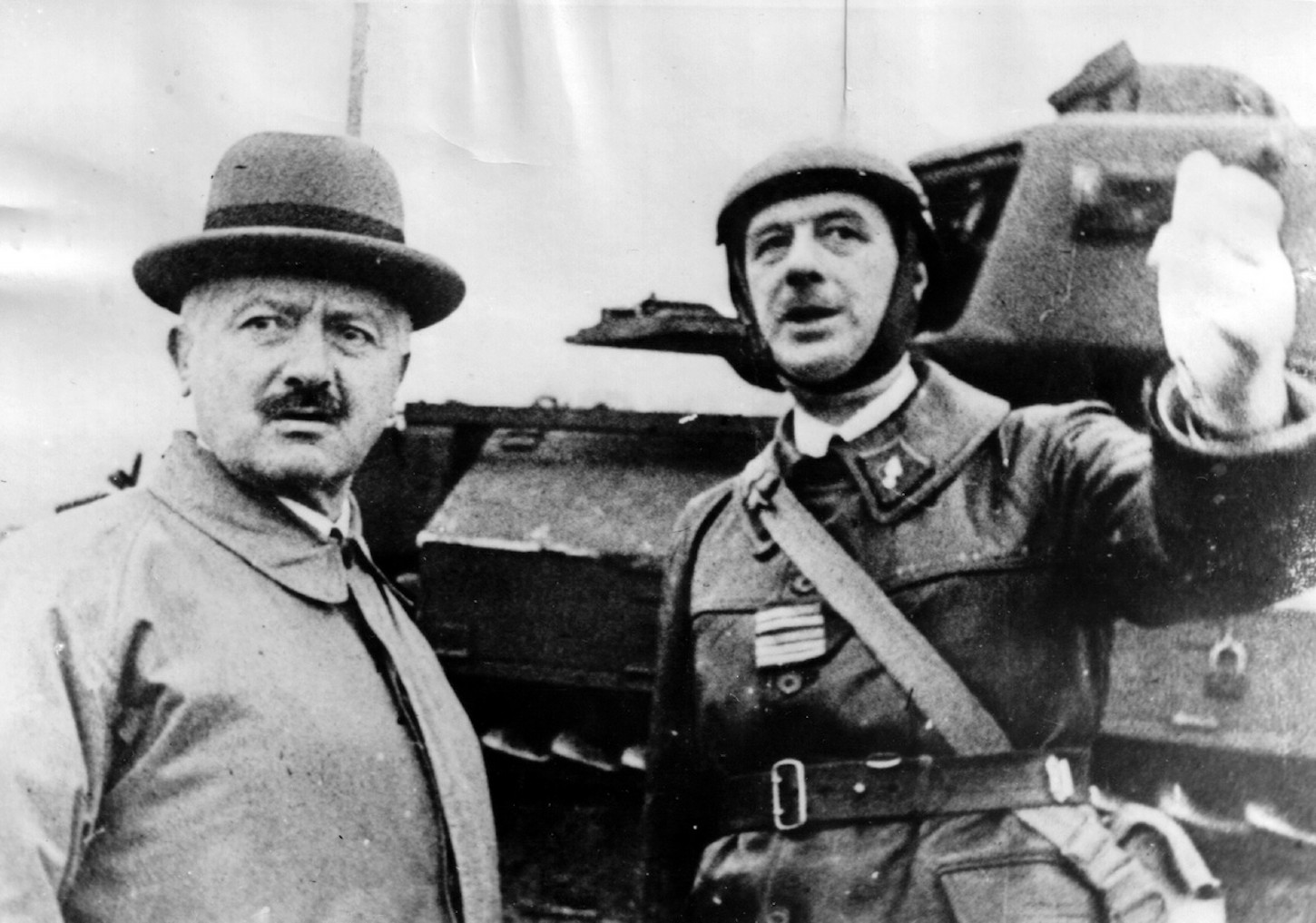 Le colonel de Gaulle présente au Président de la République Albert Lebrun quelques-uns des chars qu'il commande, Goetzenbruck, 23 octobre 1939). Wikicommons.