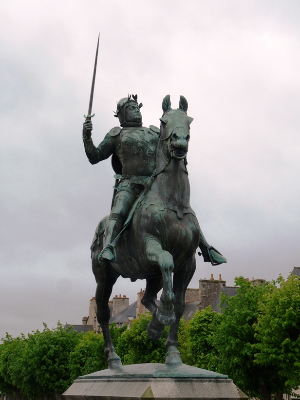 Statue équestre de Bertrand Du Guesclin à Dinan - Photo Philippe Lanoë