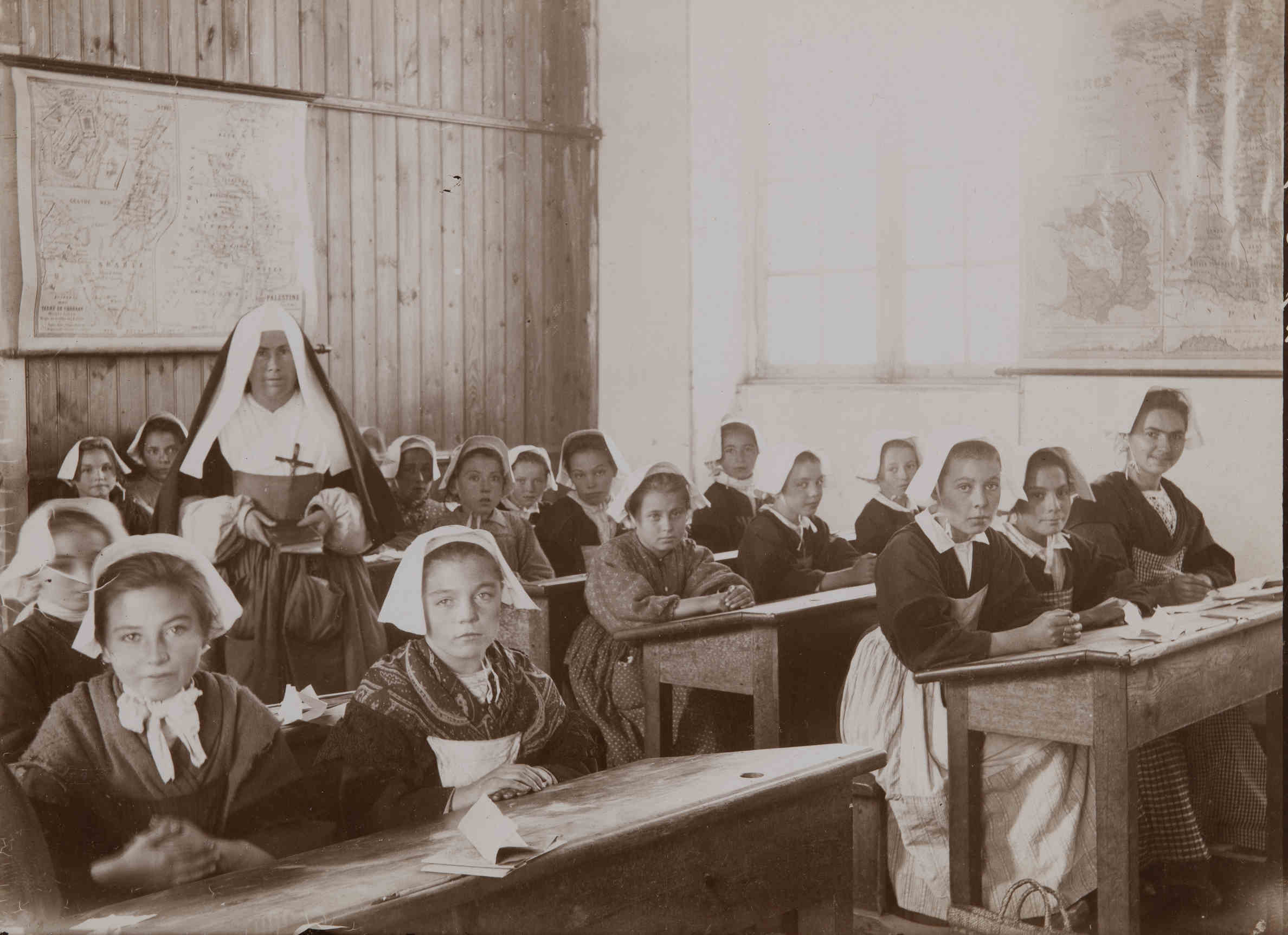 Une classe de filles en 1902, dans une école dirigée par des Sœurs dans la région de Vannes. Cette photo de Paul Géniaux (1873-1929) a été initialement publiée dans la revue Femina, en illustration d'un article intitulé "Les bonnes sœurs". Source : Collections du Musée de Bretagne.