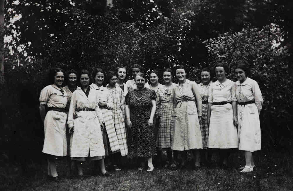 Portrait de groupe à l’occasion du dernier cours de Morale à l’École normale d’institutrices de Rennes, le 13 juin 1938. Source : Collections du Musée de Bretagne.