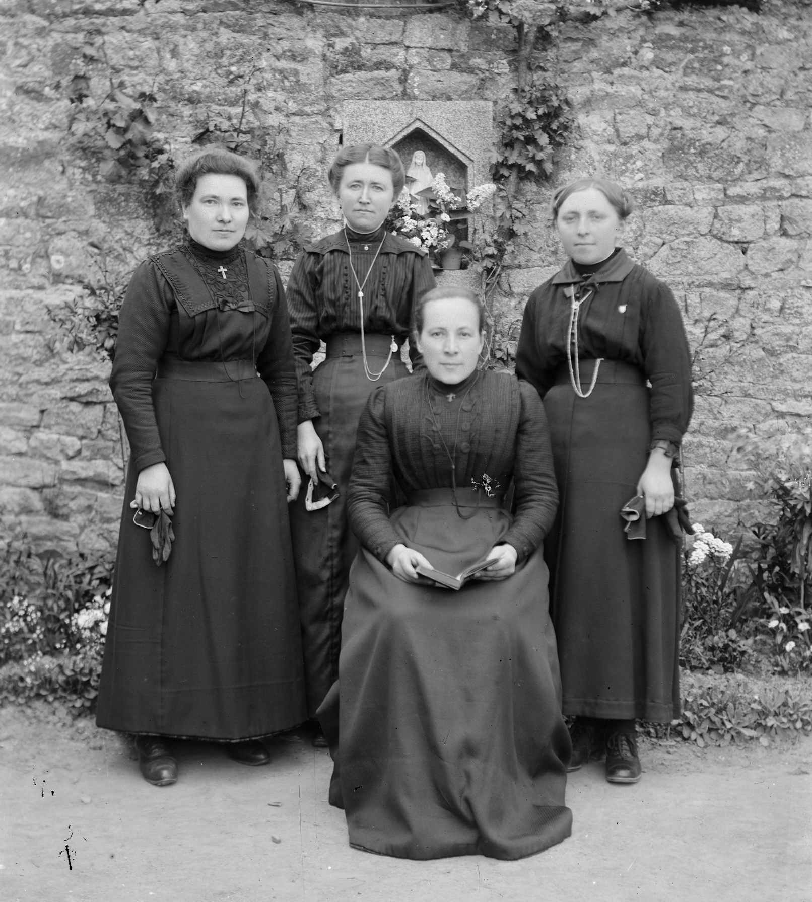 Portrait de groupe, intitulé ‘’Demoiselles de l’école’’. Photo prise le 19 mai 1919 par Henri Rault (1891-1931). Source : Collections du Musée de Bretagne.