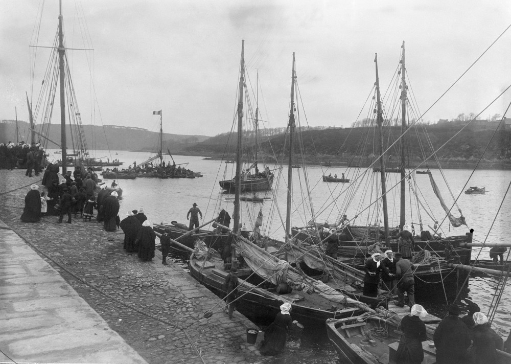 Départ de la pêche aux huîtres à Tréguier (22) à la fin du XIXe siècle. Photo : Charles Barré (1866-1937). Source : Collection du Musée de Bretagne, Rennes.