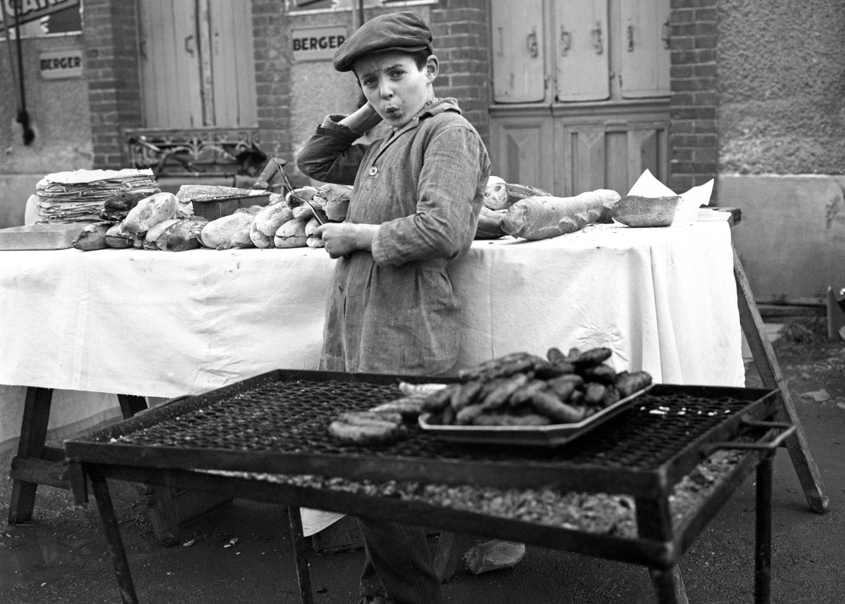 Le 4 février 1962, lors de la réception du Stade de Reims par le Stade rennais, devant un étal de galettes-saucisses. Photographie de Charles Barmay. Musée de Bretagne :  2002.0047.287.