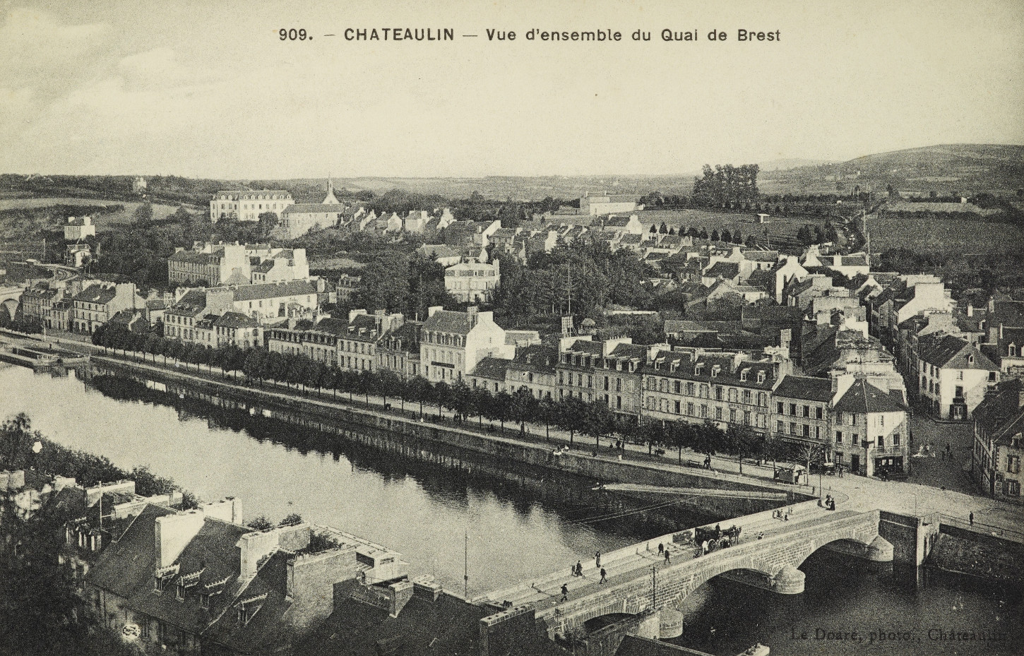 Vue générale de Châteaulin. Carte postale. Musée de Bretagne : 973.0033.192.