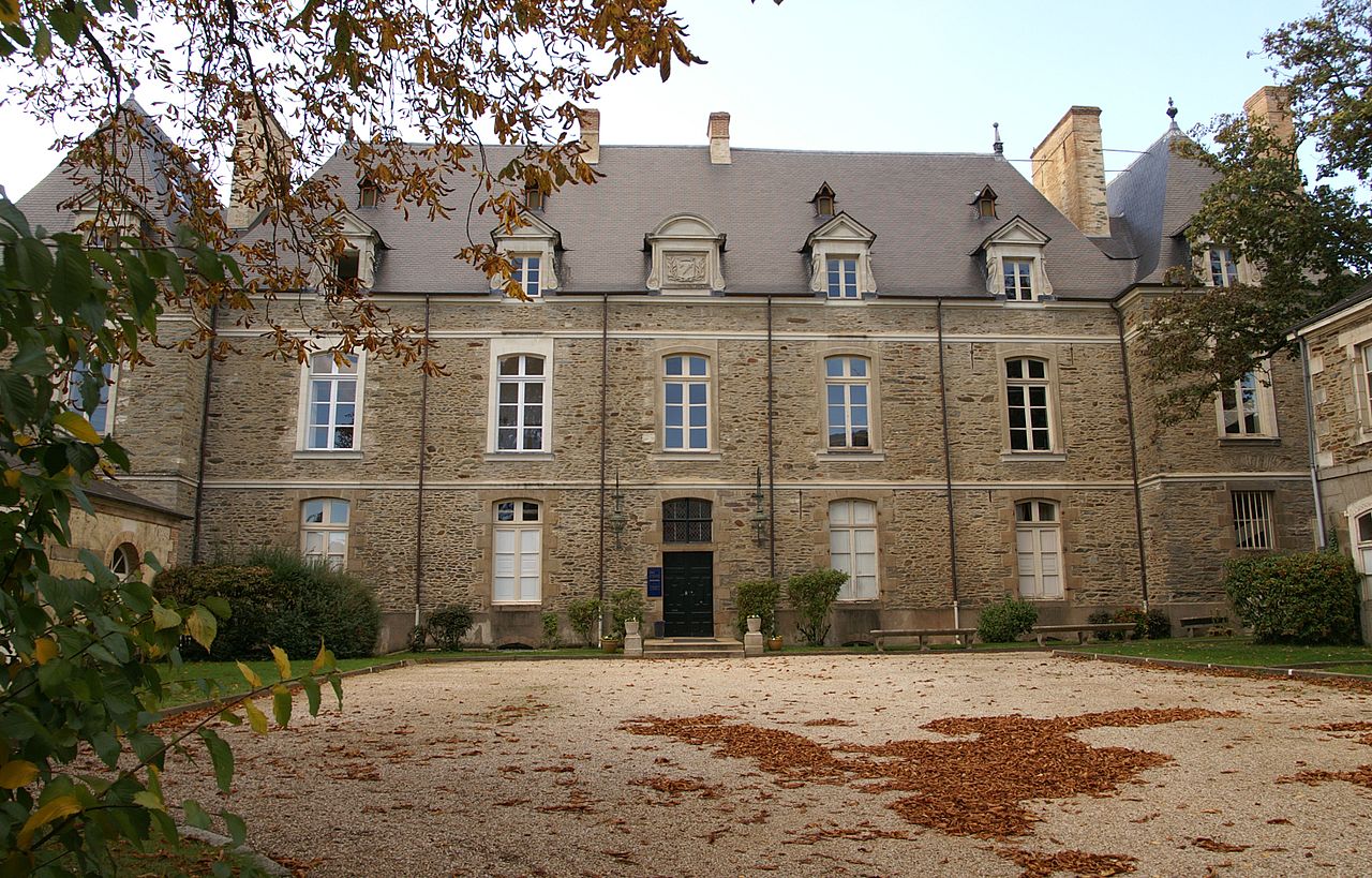 Hôtel Marbeuf (ex Caradeuc) appartenant à La Chalotais, il y fut arrêté en 1765 et y décéda en 1785. Wikipedia