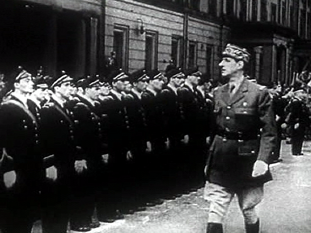 Gweladeg ar bagadoù soudarded gant de Gaulle, film Why we Fight : Divide and Conquer, gant Frank Capra 