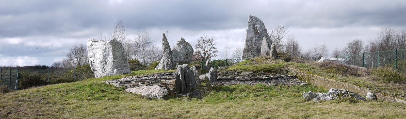 Le cairn de Château-Bû surmonté de monolithes de quartz blanchâtre - Photo musardise.com