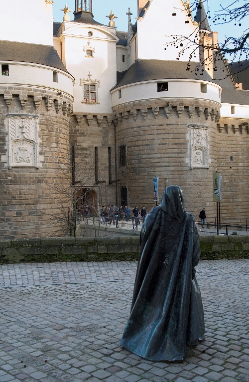 Porte d’entrée côté ville et statue d’Anne de Bretagne vue de dos. Crédit : Château des ducs de Bretagne – Musée d’histoire de Nantes