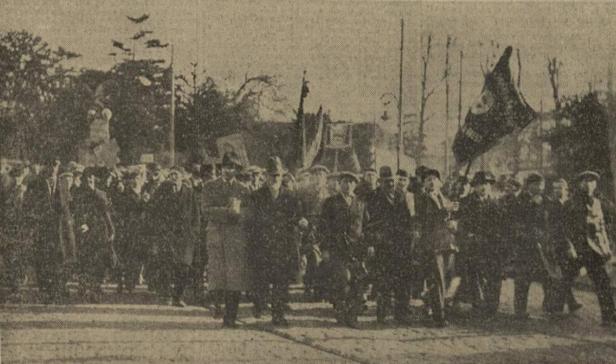 A Brest, le 12 février 1934, la tête du cortège. Photographie publiée par La Dépêche de Brest.