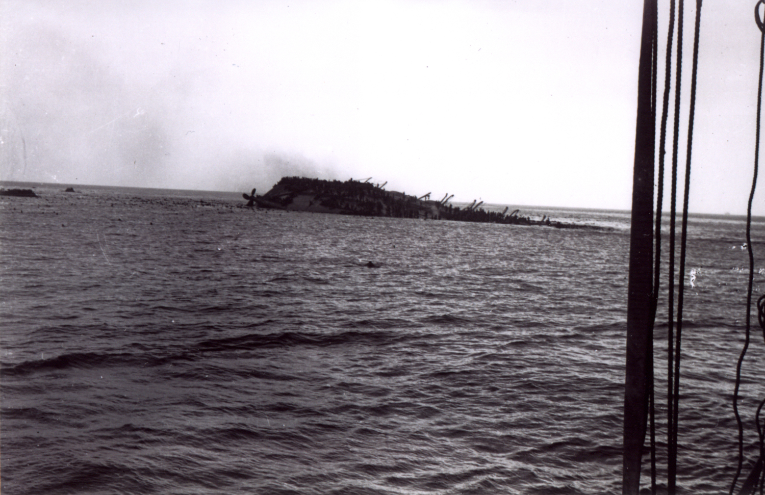 Faisant route sur le Lancastria, l’équipage du destroyer Highlander assiste impuissant à l’agonie de milliers de passagers. Collection Yves Beaujuge.