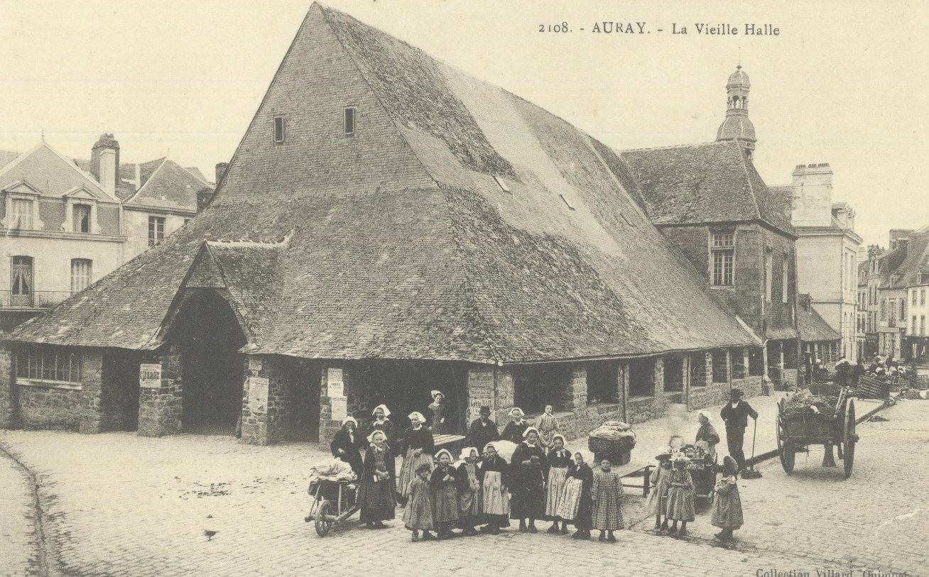 Auray (56), Les halles et l'auditoire avant leur démolition en 1905. On accédait à la salle de justice par un escalier en bois situé à l'intérieur de l'édifice, Col. part.