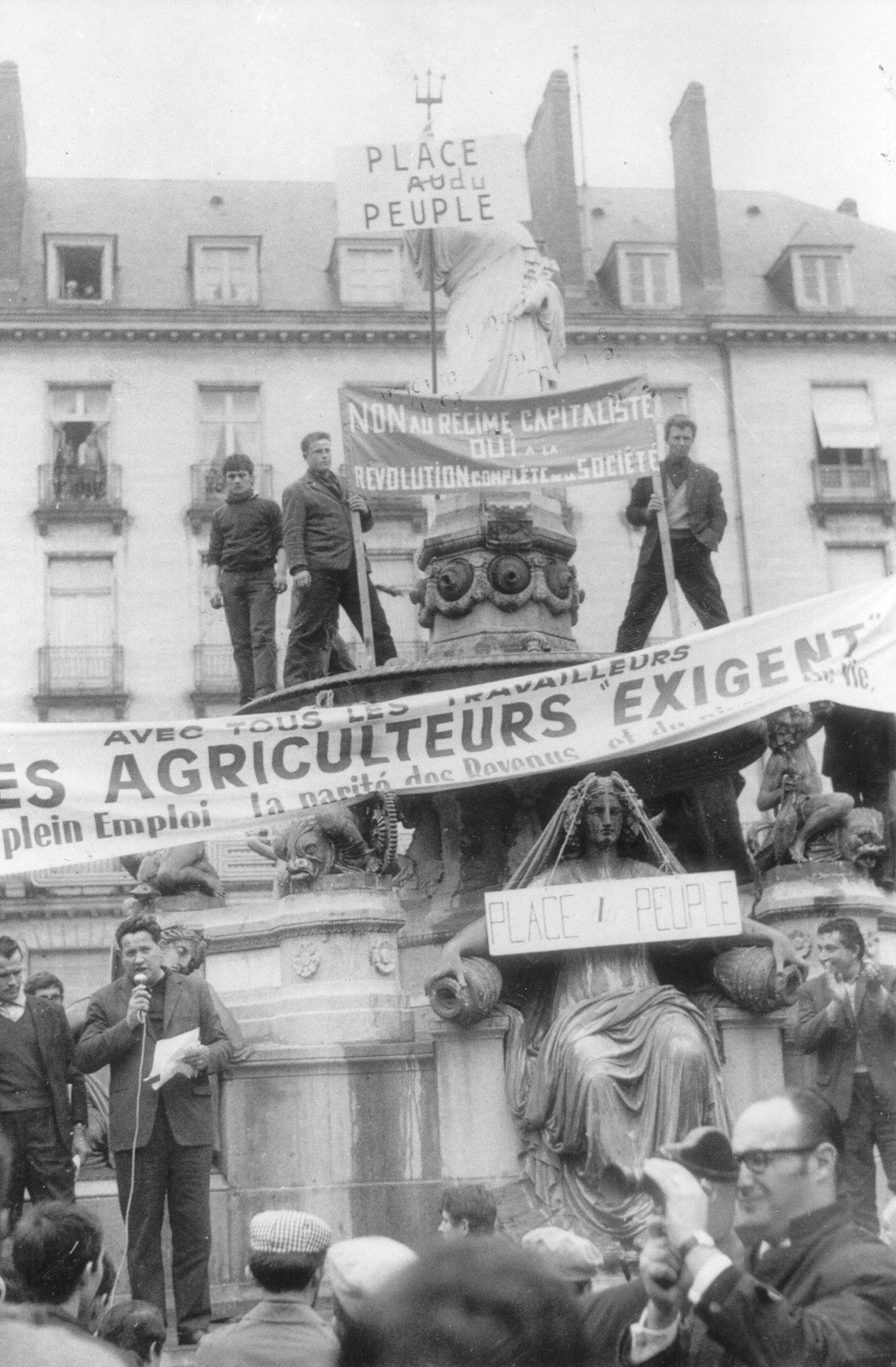 Le 24 mai 1968, des paysans participent à une manifestation à Nantes et vont place Royale, rebaptisée « place du peuple ». A droite de la photo, B. Lambert (FDSEA 353, CHT, Nantes).