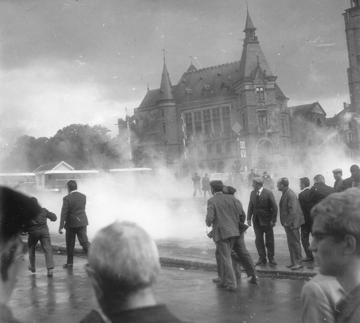 Le 26 juin 1967, entre 10 et 15 000 paysans manifestent à Redon à l’appel de la Fédération régionale des syndicats d’exploitants agricoles de l’Ouest. Le rassemblement est suivi de vifs heurts avec les forces de l’ordre, (FDSEA 353, CHT, Nantes).