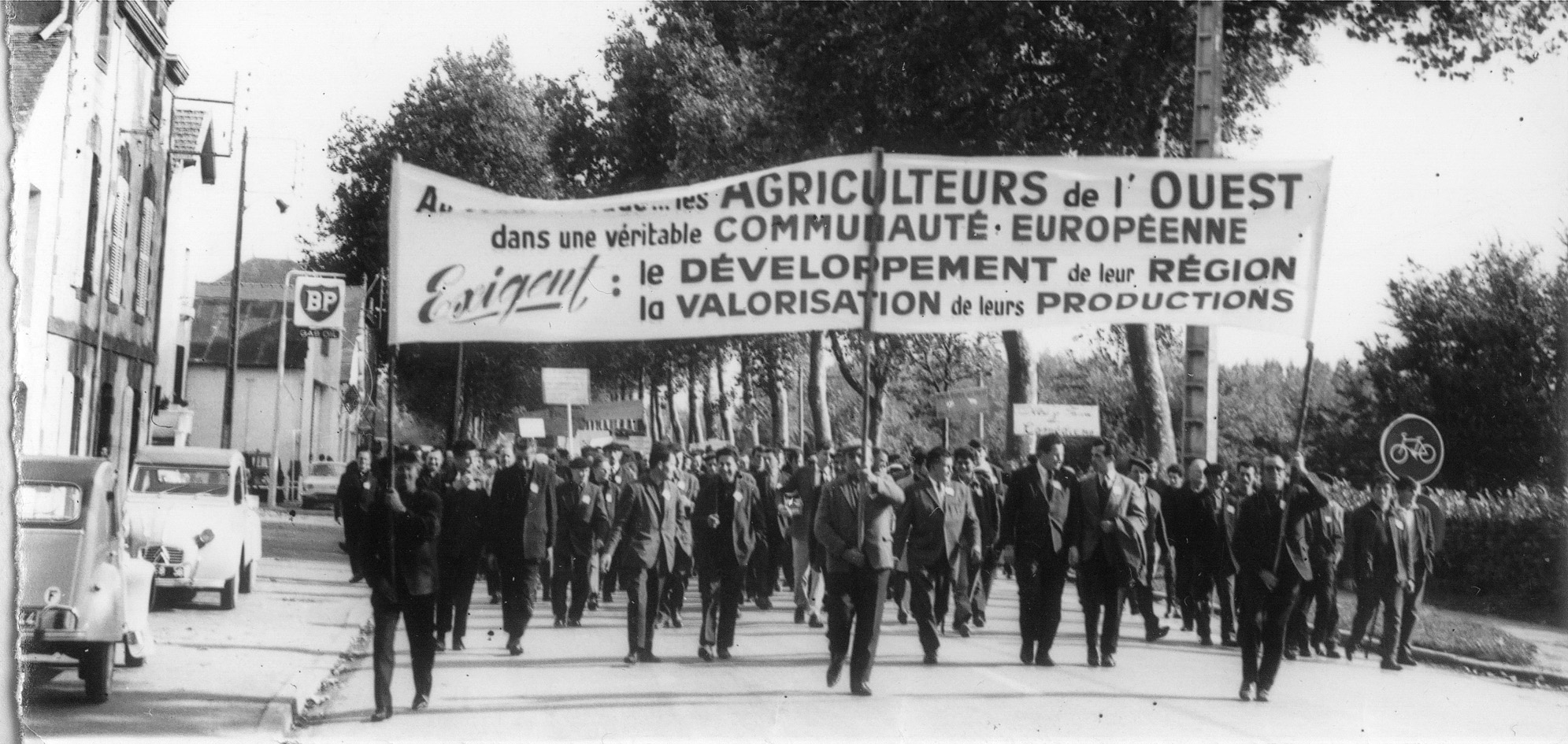 Le 26 juin 1967, entre 10 et 15 000 paysans manifestent à Redon à l’appel de la Fédération régionale des syndicats d’exploitants agricoles de l’Ouest. Le rassemblement est suivi de vifs heurts avec les forces de l’ordre, (FDSEA 353, CHT, Nantes).