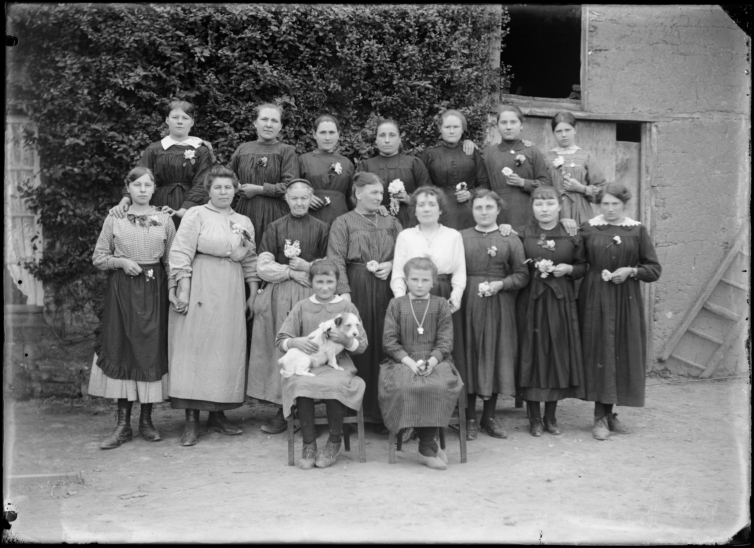 Groupe d’ouvrières de l’usine de chaussures Berthelot Frères à Rennes en 1919. Photo : Henri Rault. Source : Collections du Musée de Bretagne.