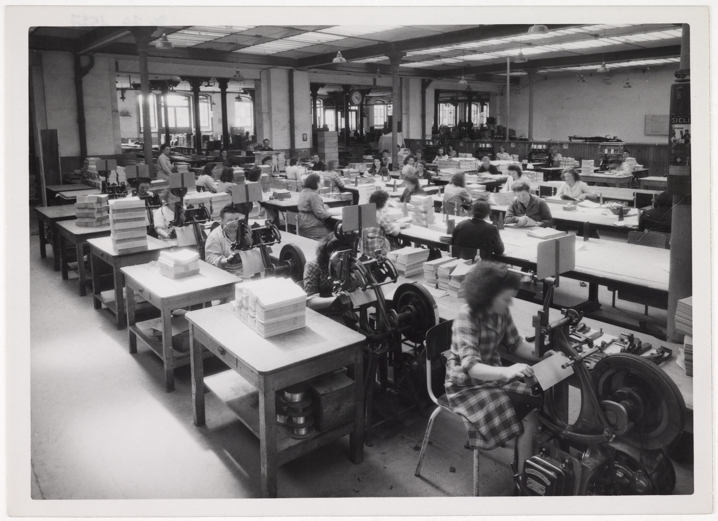 Atelier de façonnage, comprenant des machines à piquer, à l’imprimerie Oberthür (Rennes). Photographe anonyme. Source : Collections du Musée de Bretagne. 