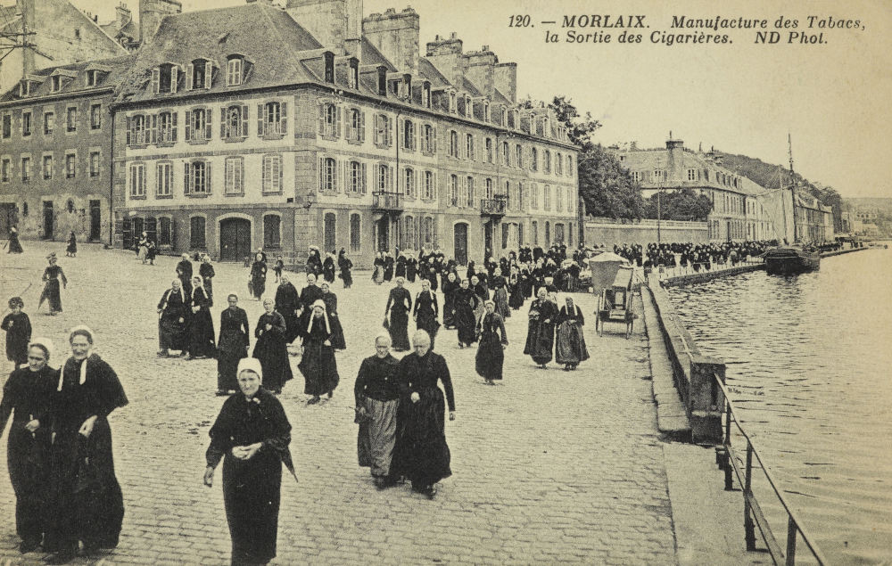 Sortie des cigarières de la Manufacture des Tabacs de Morlaix. Carte postale des Éditions Neurdein Frères, en 1912. Source : Collections Musée de Bretagne. 