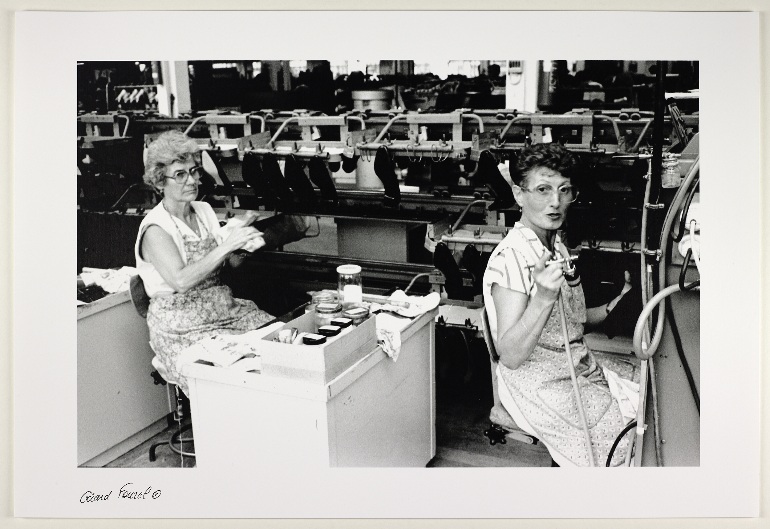  Deux ouvrières à l’usine  JB Martin de Gougères en avril 1984. Vue de l'atelier de finition, ou "bichonnage", des chaussures. Photo : Gérard Fourel. Source : collections du Musée de Bretagne.