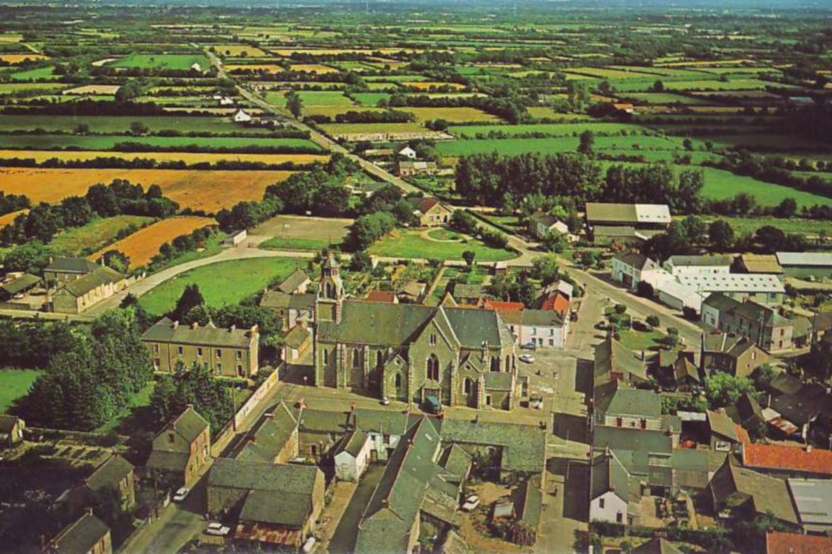 Vue générale du bourg de Notre-Dame-des-Landes (années 1970). Carte postale. Collection particulière.
