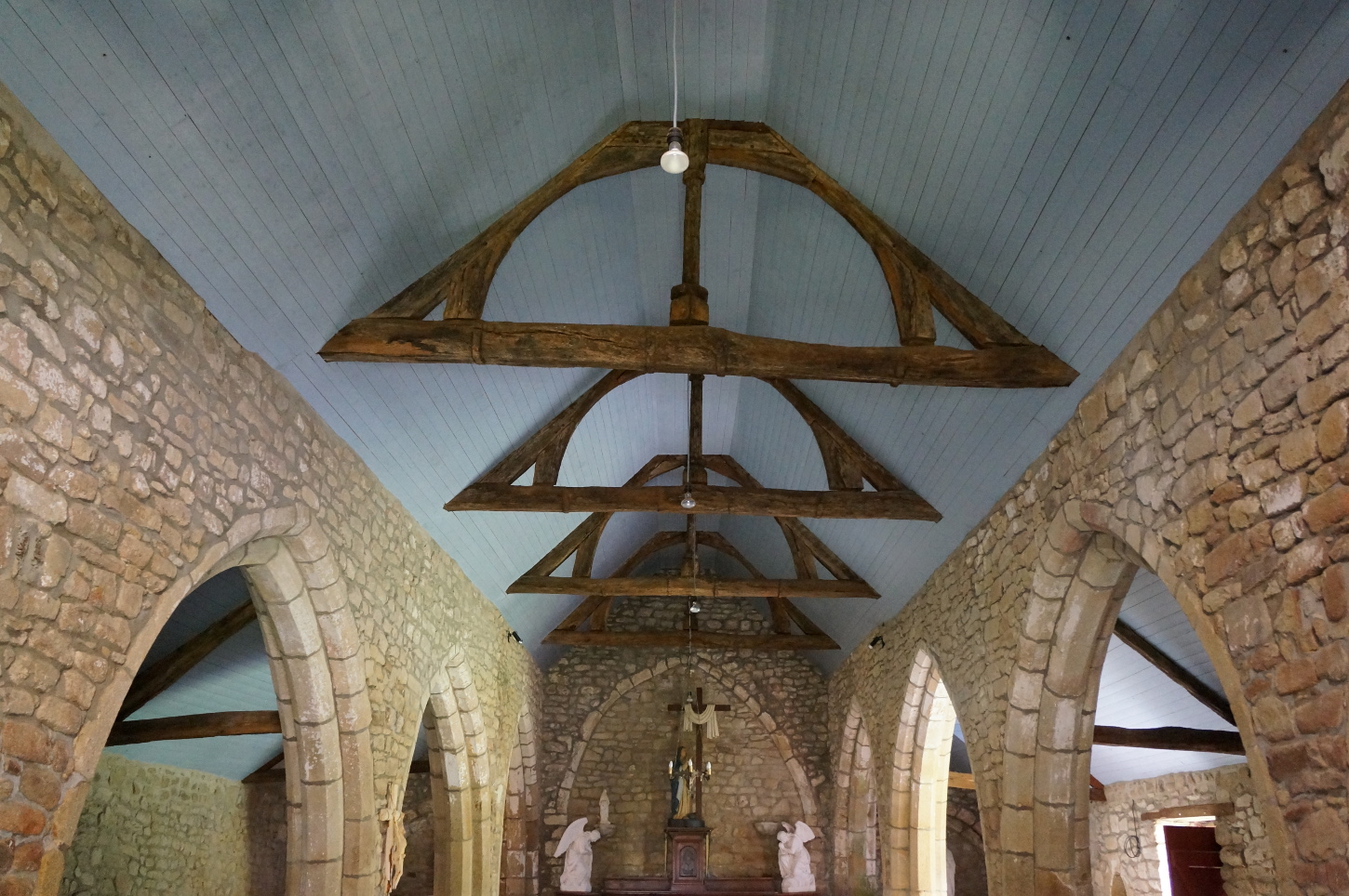 Charpente du XIVe siècle couvrant la nef de la chapelle et lambris du XIXe siècle. Cliché Victorien Leman, 2017.