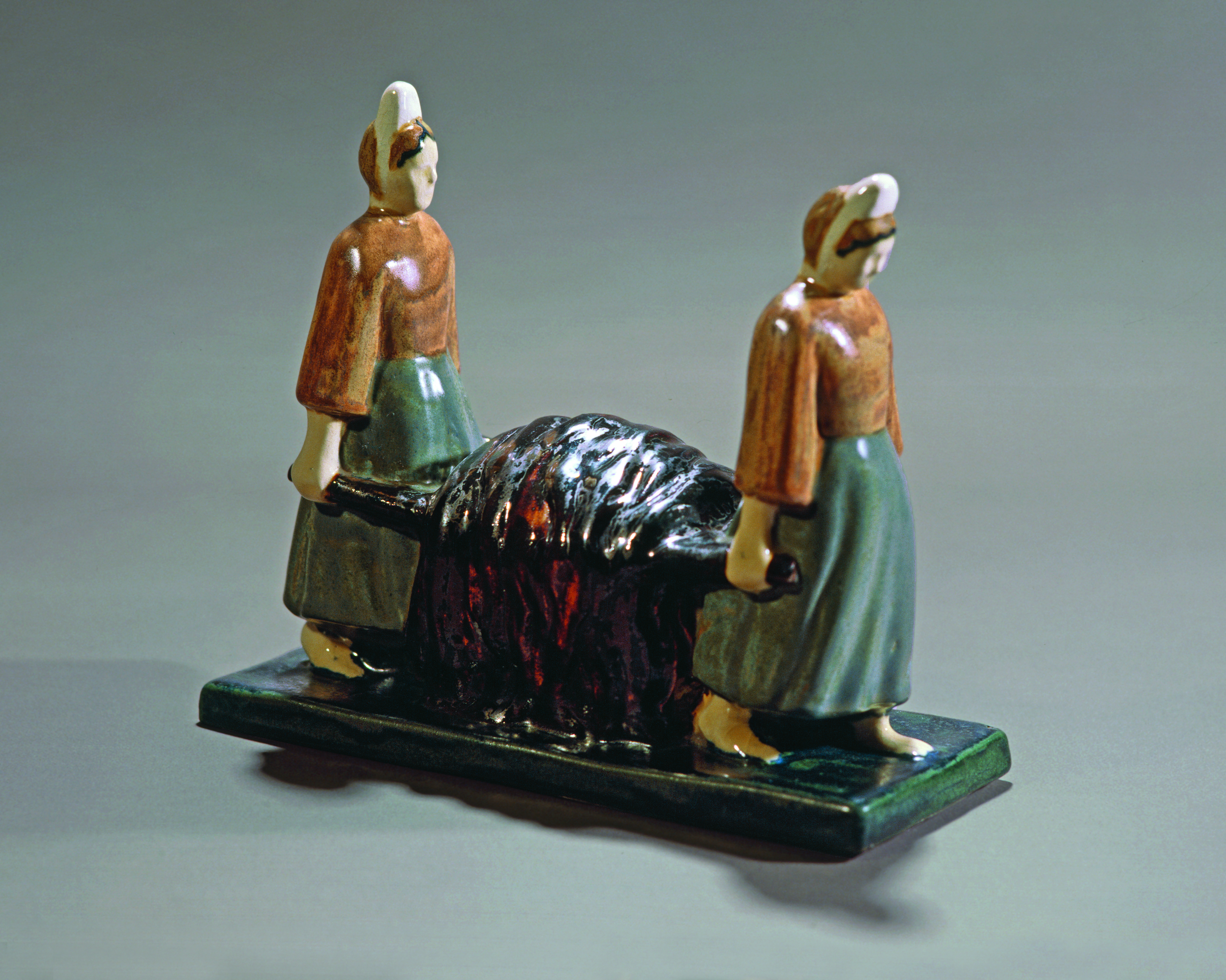''Les porteuses de goémon''. Statuette réalisée par Georges Robin en 1925. Source : Musée départemental breton. Numéro d'inventaire : 1990.25.10.