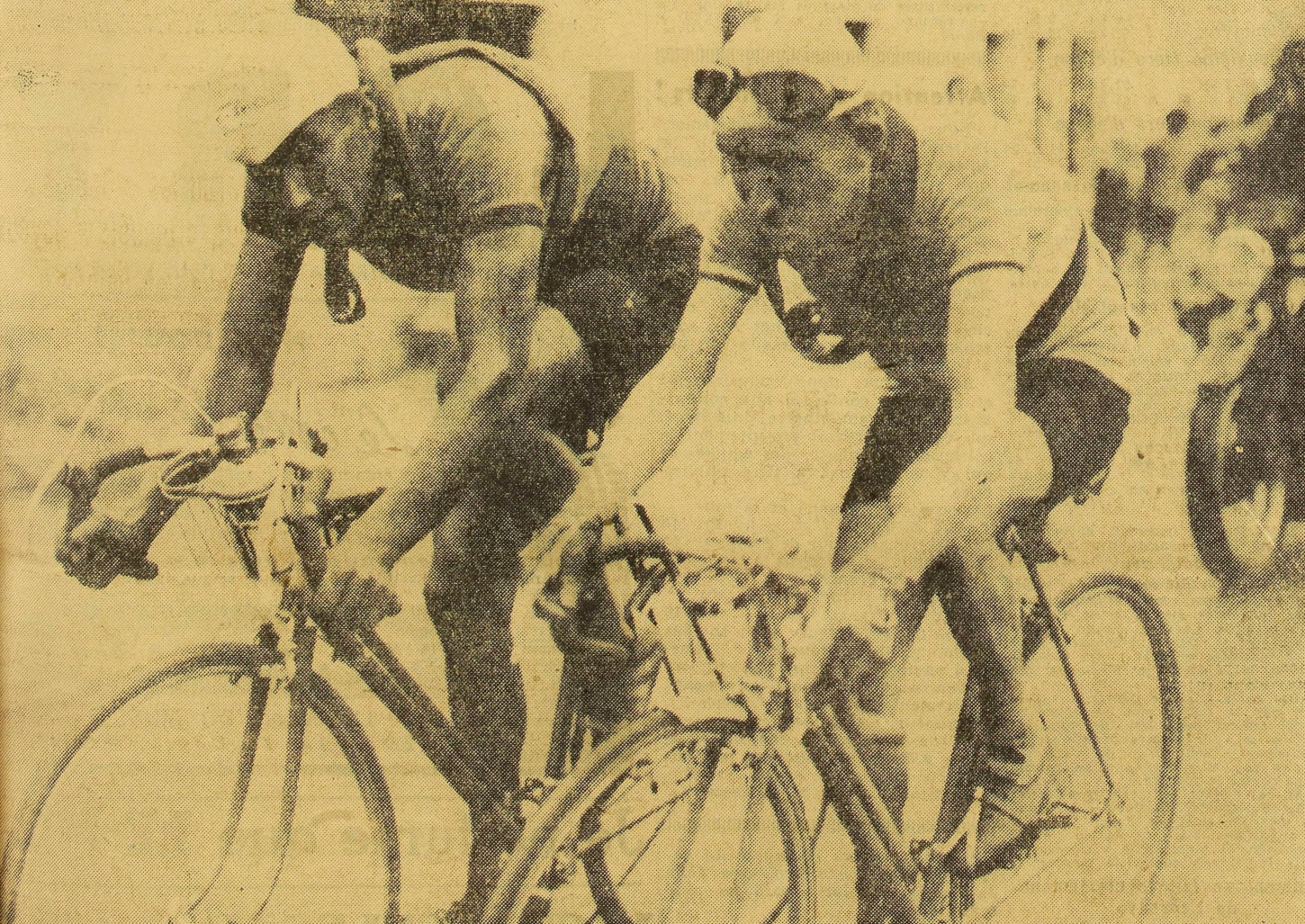 Le morbihannais Jean-Marie Goasmat, originaire de Calmors, lors de l'arrivée à Nantes, le 7 juillet 1938, de la troisième étape du Tour de France. Cliché publié le 8 juillet 1938 dans le quotidien L'Auto. Gallica / Bibliothèque nationale de France.