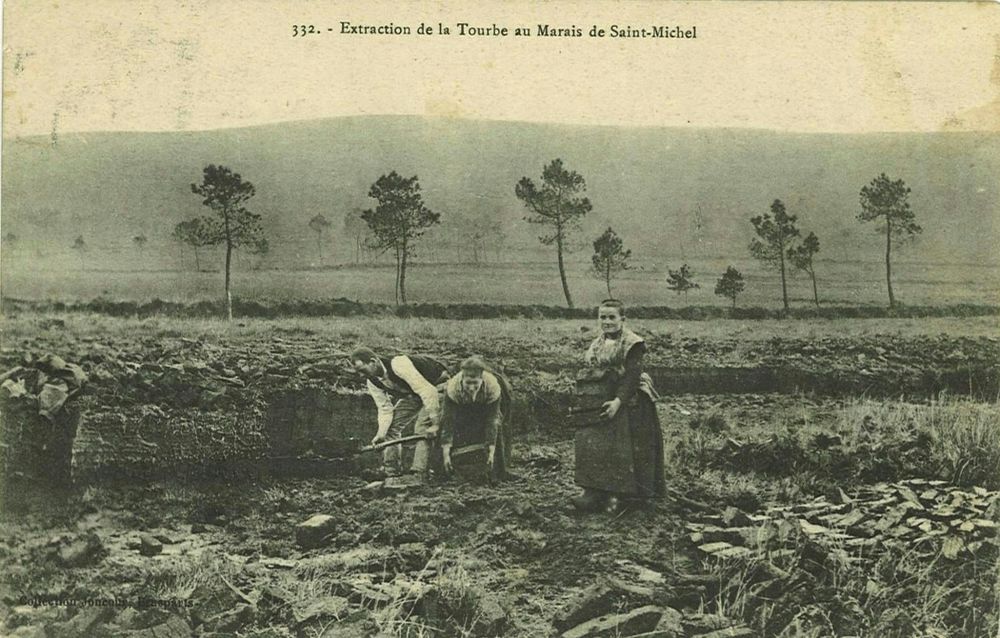 Début XXe siècle, exploitation artisanale de la tourbe du Marais Saint-Michel - Cartolis