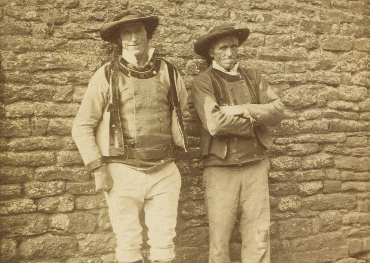 Deux paysans de Quimperlé (années 1870-1890). Musée de Bretagne : 2011.0000.567.